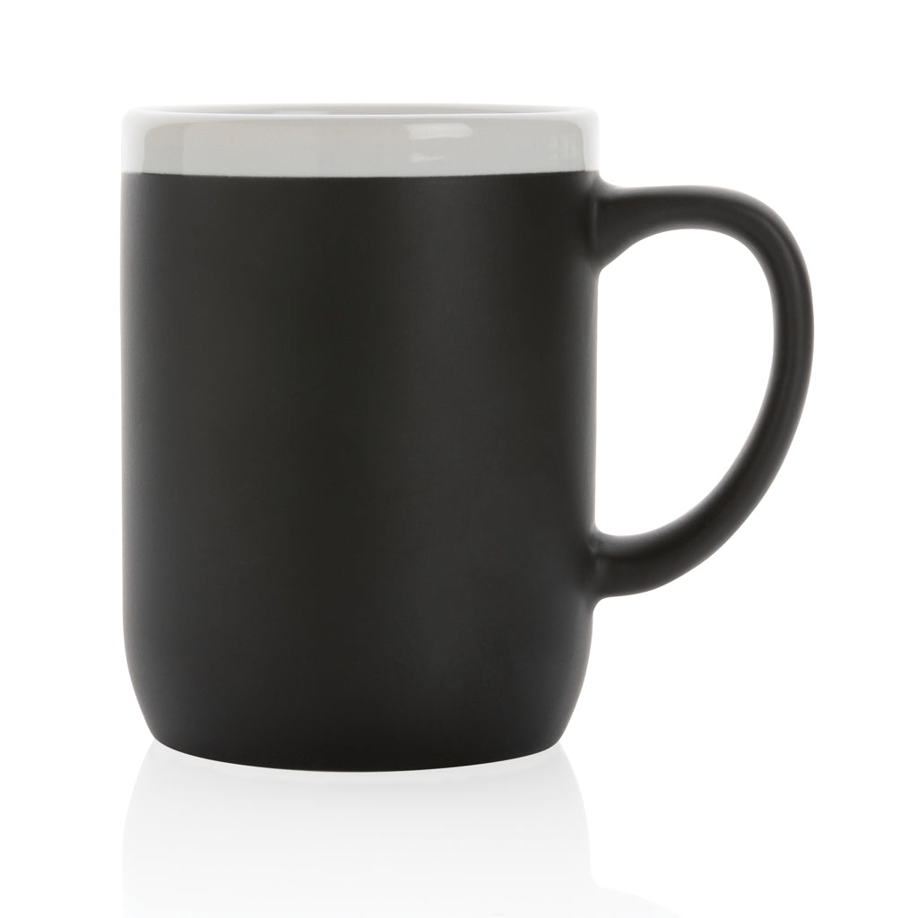 Taza de cerámica con borde