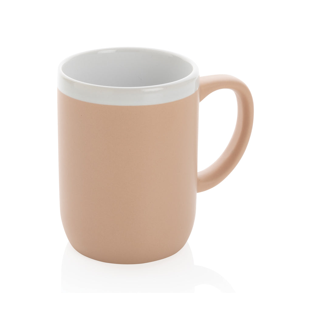 Taza de cerámica con borde