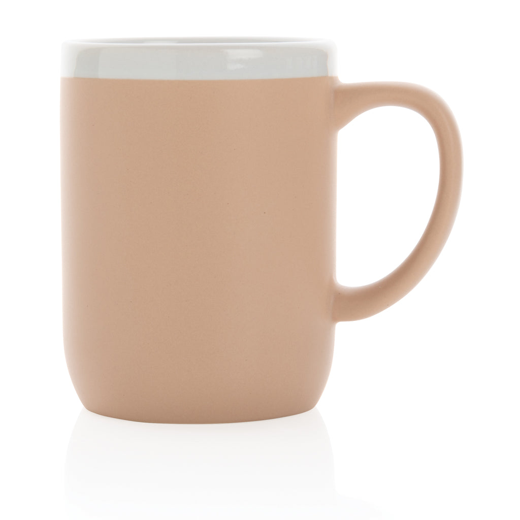 Taza de cerámica con borde